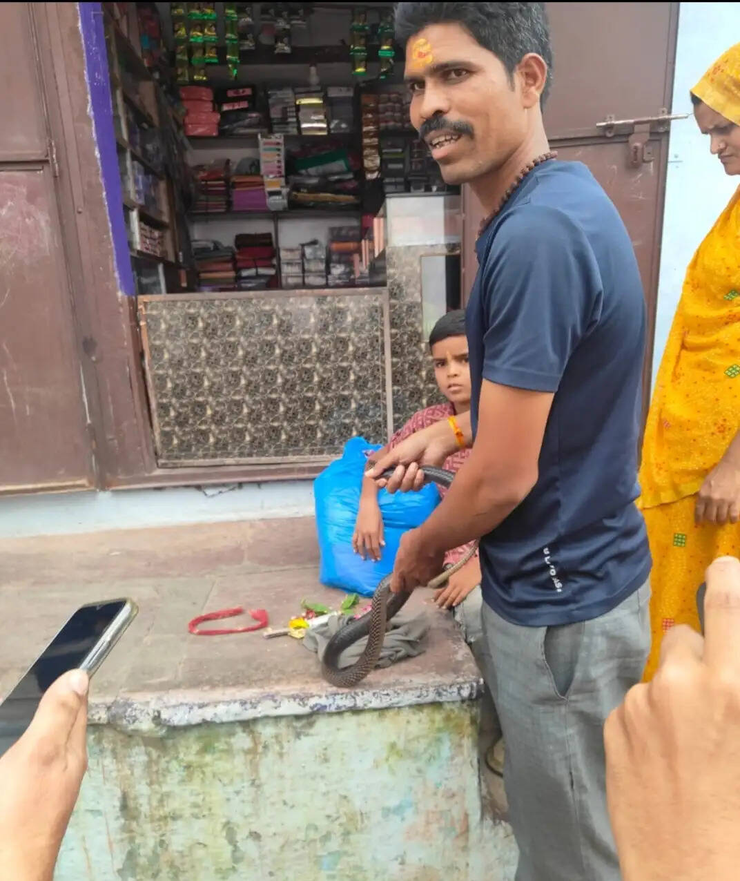 नागपंचमी पर वन विभाग का सर्प जागरूकता अभियान, 11 सपेरों के कब्जे से सांप मुक्त कराए