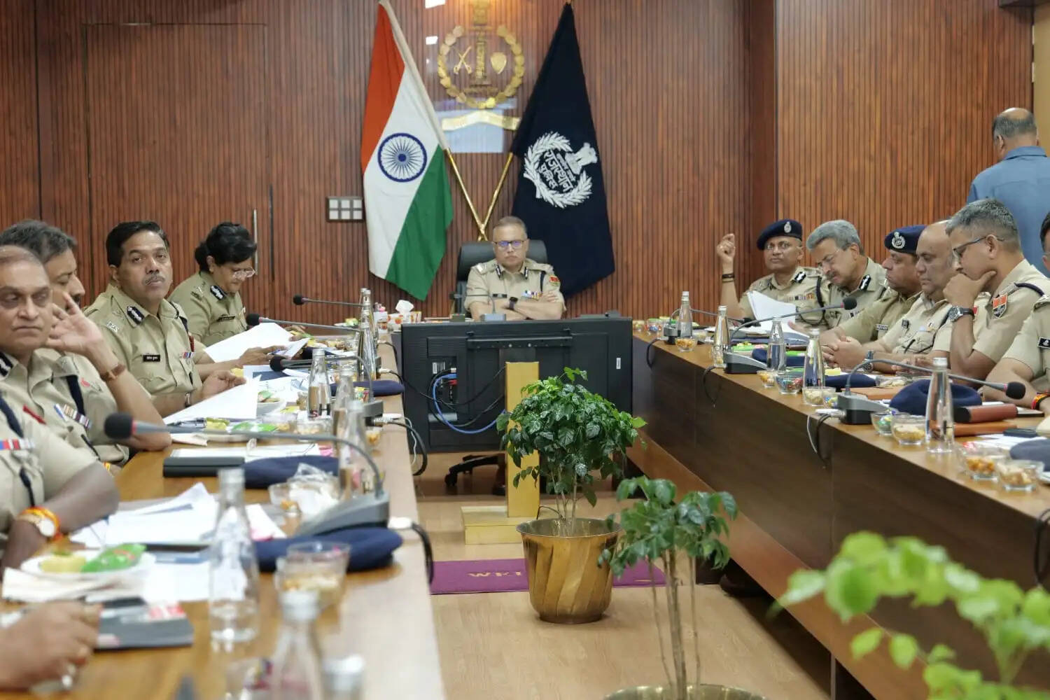 कानून-व्यवस्था की समीक्षा बैठक: अपराध नियंत्रण से साइबर क्राइम तक डीजीपी ने कसी कमान