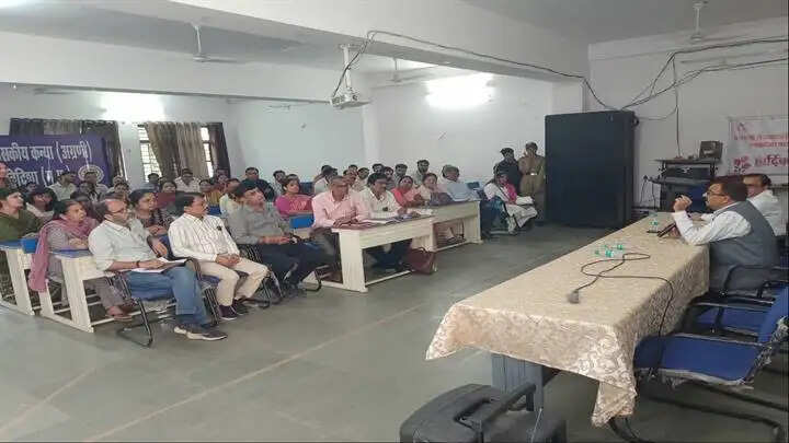 विदिशाः अपर मुख्य सचिव अनुपम राजन ने किया कन्या अग्रणी स्नातकोत्तर महाविद्यालय का औचक निरीक्षण