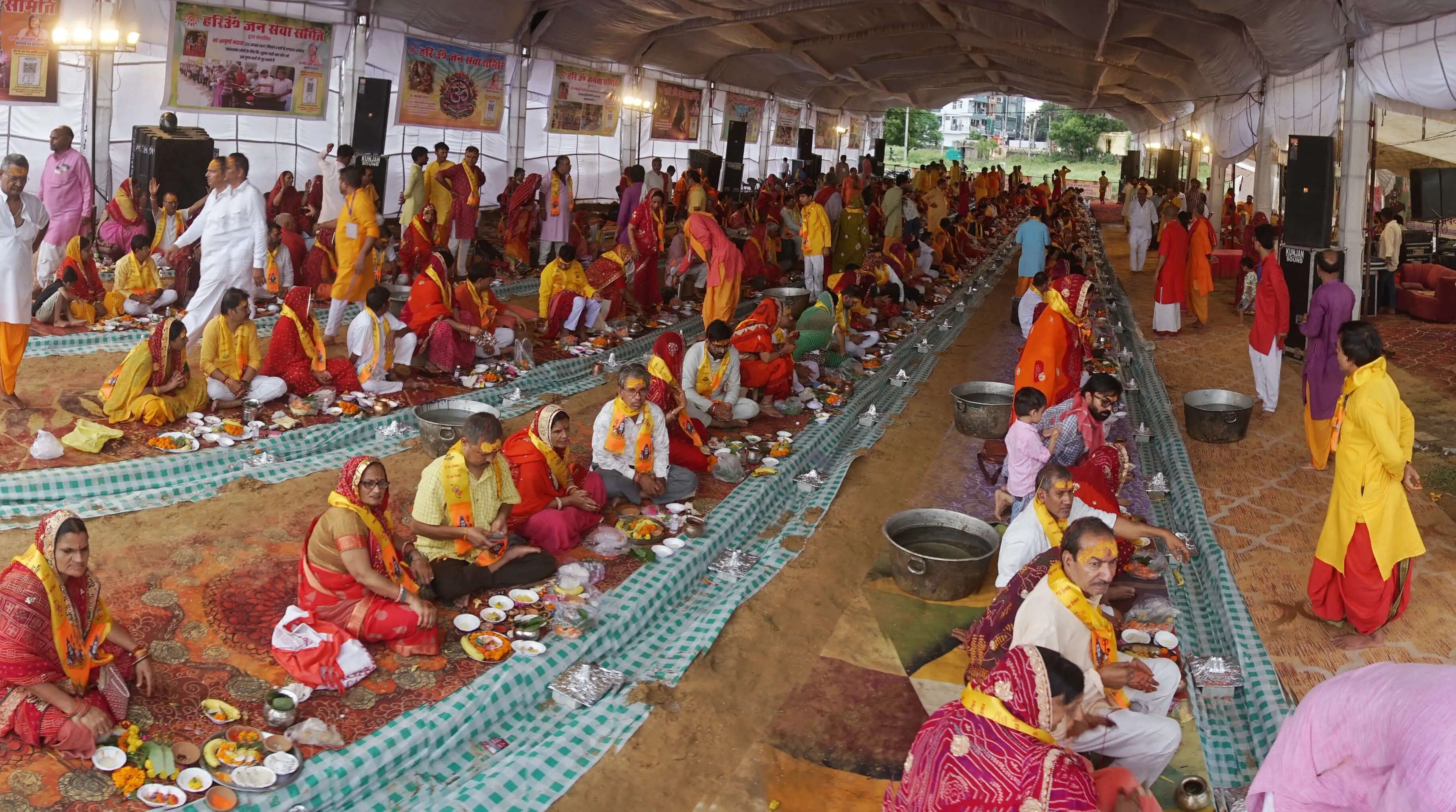 151 जोड़ों ने एक साथ किया पार्थिव शिवलिंग महारुद्राभिषेक