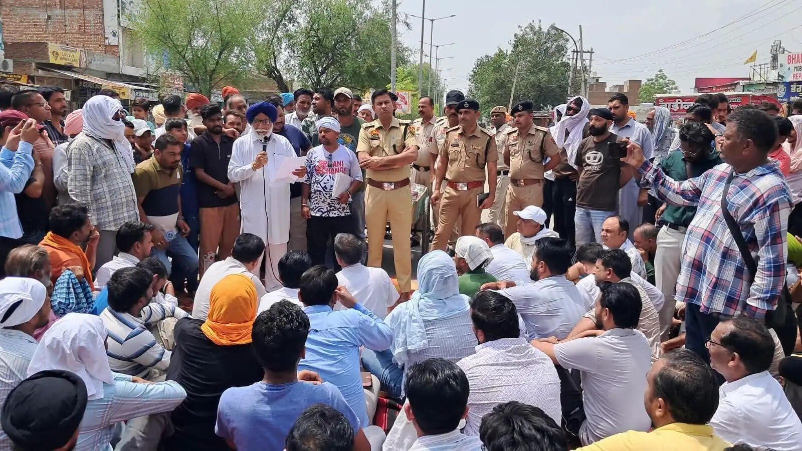 सिरसा: पुलिस के खिलाफ सडक़ों पर उतरे लोग,धरना देकर जताया विरोध
