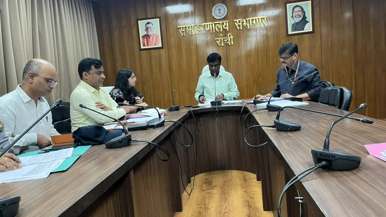 डीसी ने की राजस्व संग्रहण की प्रगति की समीक्षा, बाेले-समन्वय के साथ करें काम