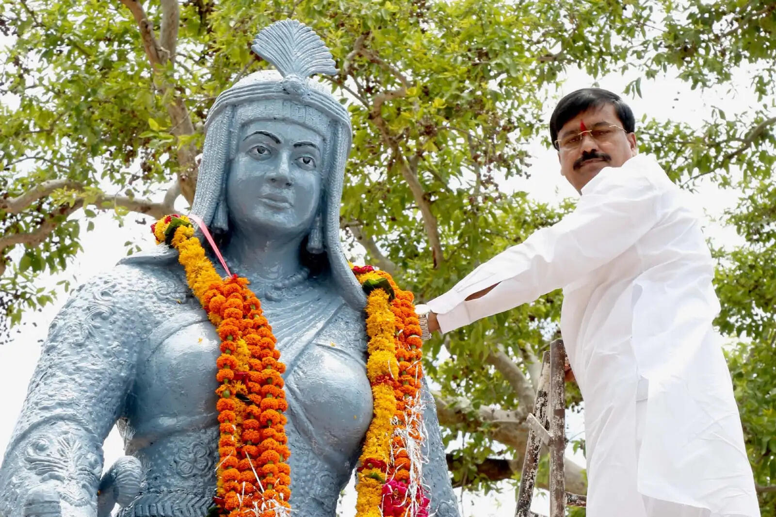दमोह: सिंग्रामपुर में गूंजा रानी दुर्गावती का गौरवगान, गरिमामय कार्यक्रम में अर्पित की गई श्रद्धांजलि
