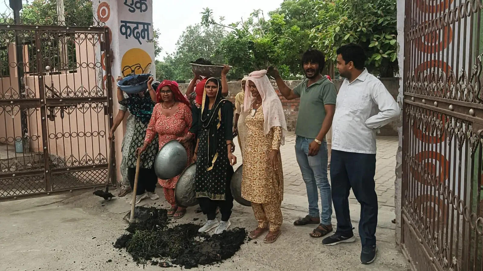 जींद : सफाई नहीं हाेने पर महिला पार्षद कीचड़ से भरी टोकरी लेकर पहुंची नपा कार्यालय