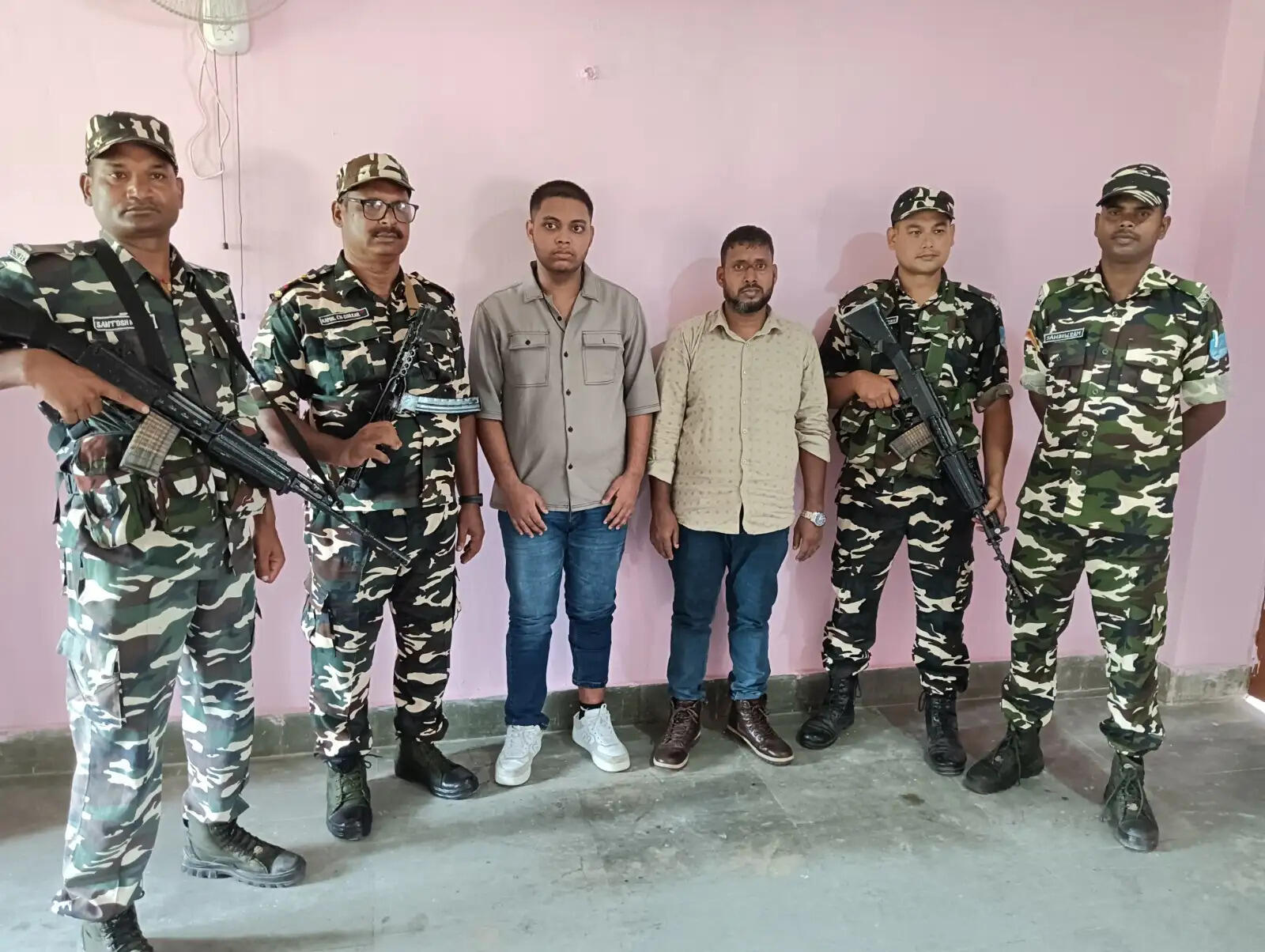 नेपाल के रास्ते भारत में घुसे दो बांग्लादेशी नागरिक गिरफ्तार, एसएसबी ने सीमा पर दबोचा