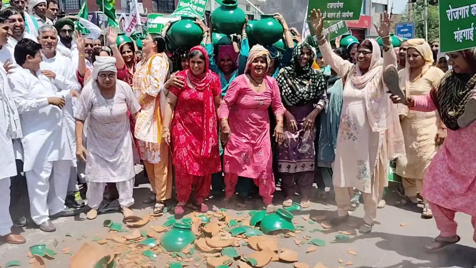 महंगाई के खिलाफ इनेलो ने कैथल में किया मटका तोड़ प्रदर्शन