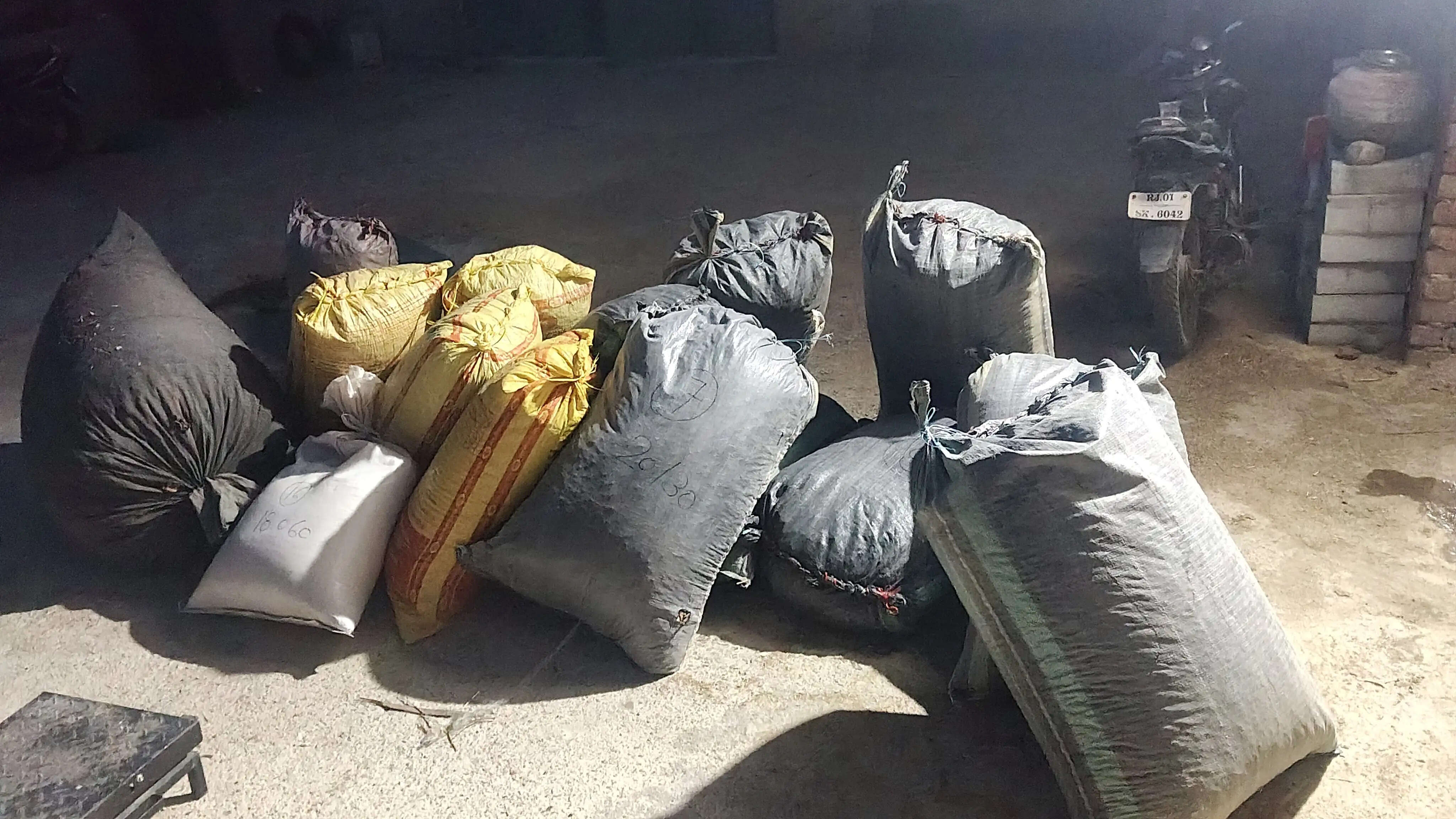सीबीएन ने बाड़े में गेहूं की भूसी के नीचे छिपाया मादक पदार्थ, 290 किलो से ज्यादा डोडा चूरा पकड़ा