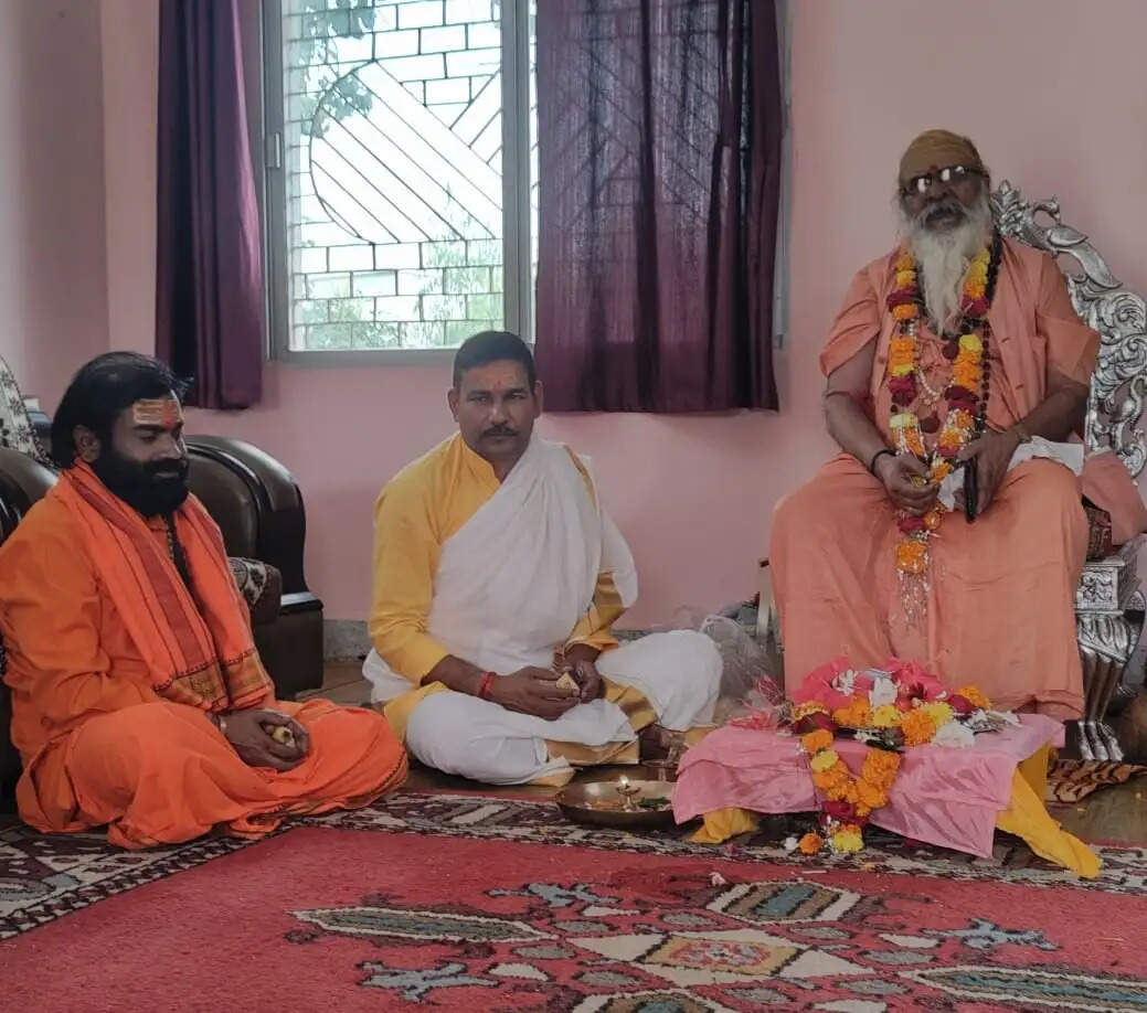 अनूपपुर: गुरु पूर्णिमा पर गुरुजनों की पूजा कर शिष्यों ने लिया आशीर्वाद