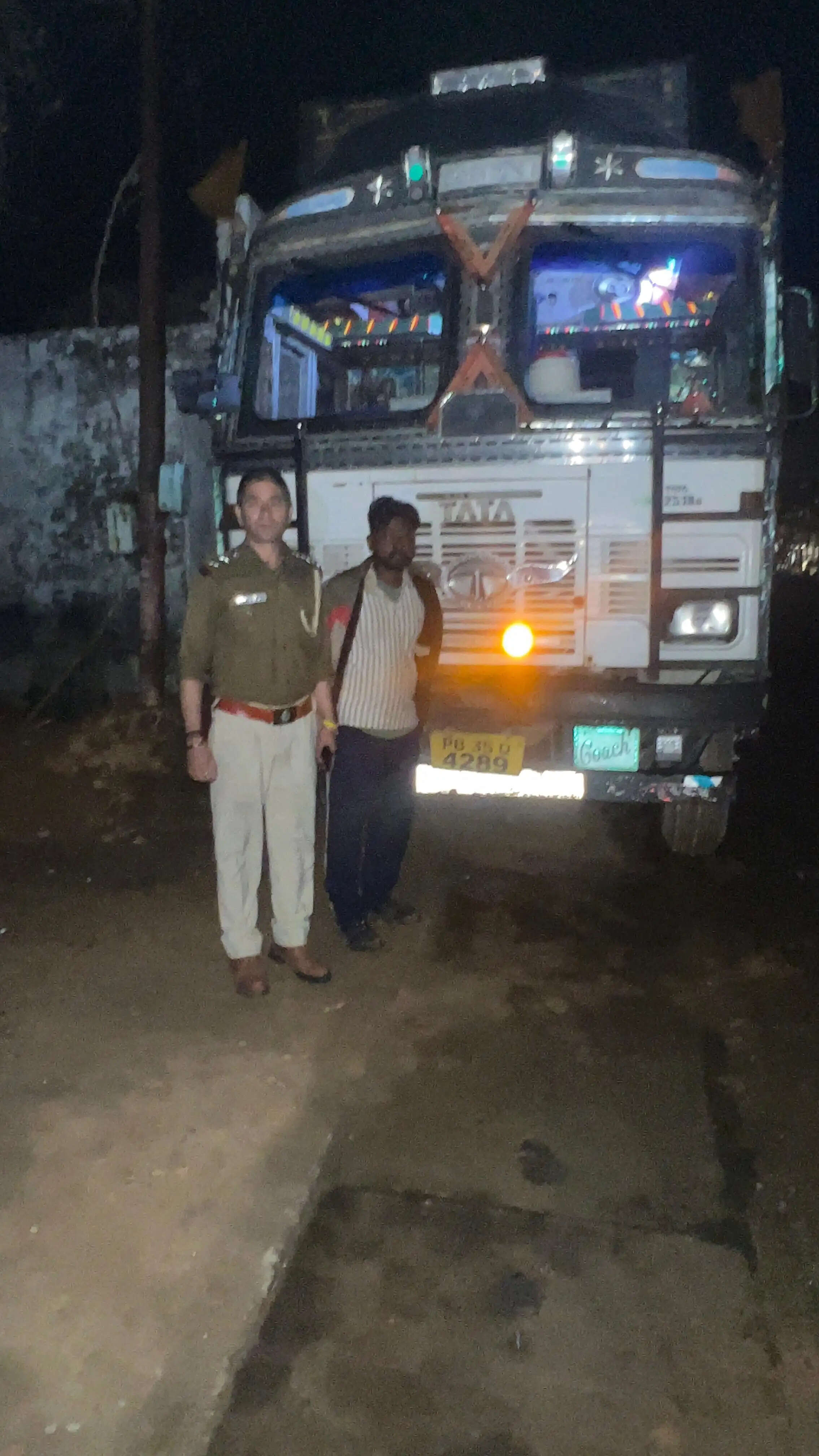 अवैध खनन के मामले में एक ट्रक, ट्रैक्टर व एक एल एंड टी मशीन जब्त