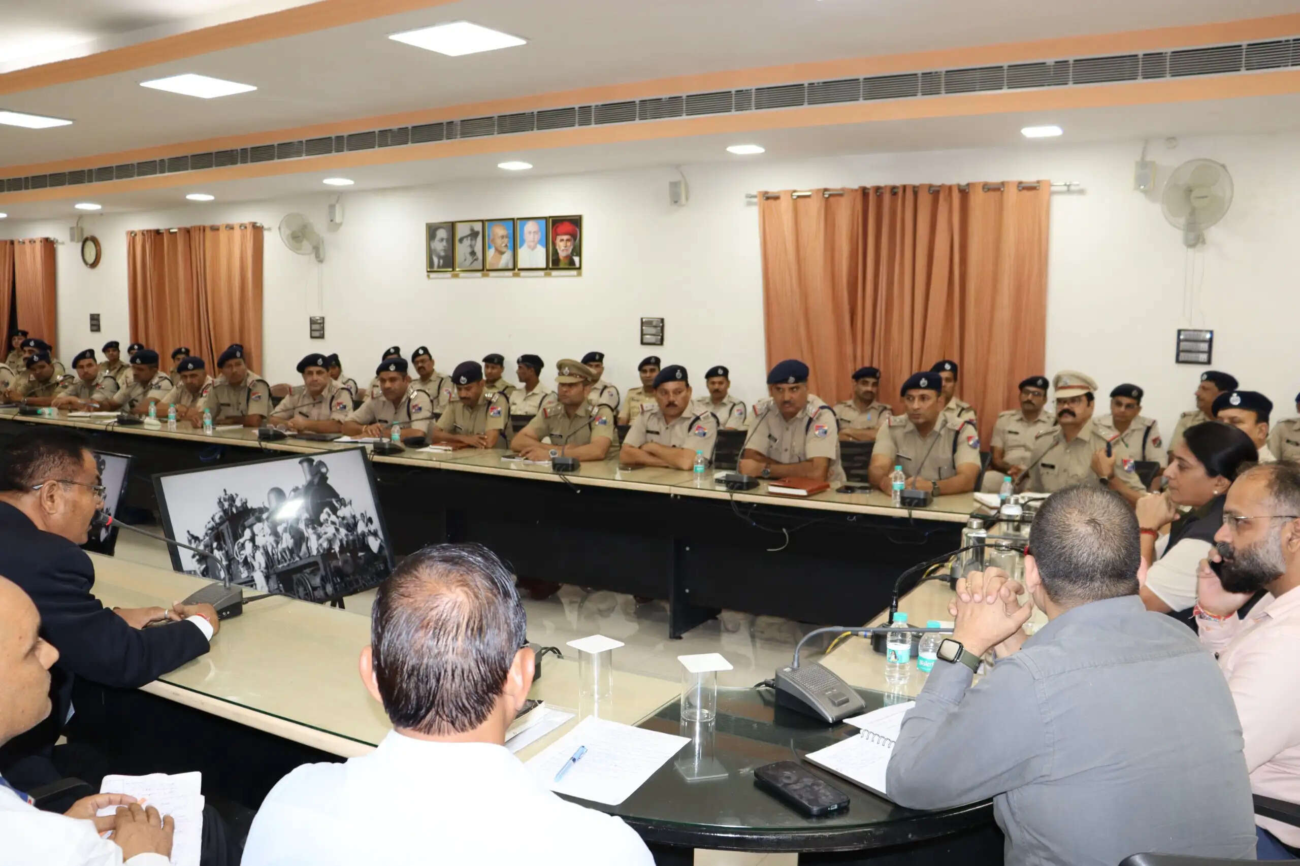 यात्री सुरक्षा से जुड़े महत्वपूर्ण विषयों पर आरपीएफ एवं वाणिज्य विभाग के बीच समन्वय आवश्यक : मंडल रेल प्रबंधक