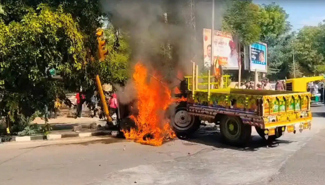 ट्रैक्टर ने एक्टिवा को मारी टक्कर, दोनों में लगी आग