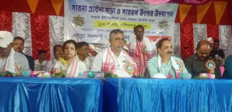 चुनावी माहौल के बीच एक मंच पर आए तीन पार्टियों के उम्मीदवार