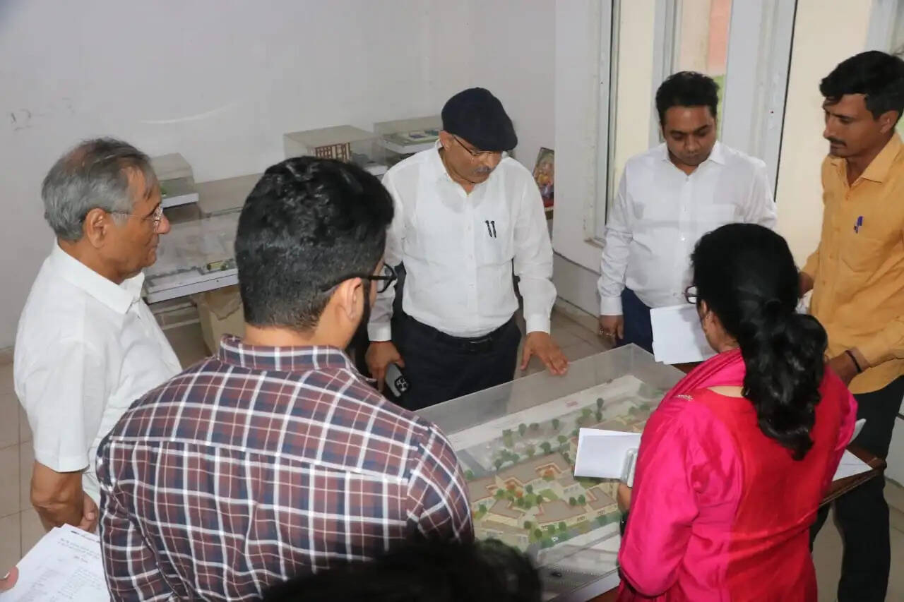 मण्डल आयुक्त ने विकास कार्यों का किया स्थलीय निरीक्षण