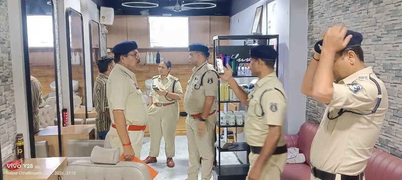 रायपुर में 10 स्पा सेंटरों पर पुलिस का छापा, दस्तावेज और सुरक्षा व्यवस्था की जांच