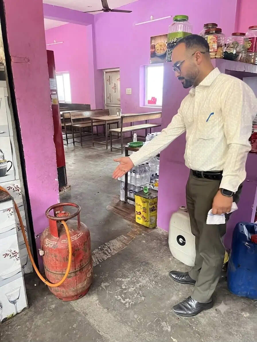 8 प्रतिष्ठानों पर कार्रवाई, 10 घरेलू सिलेंडर जब्त