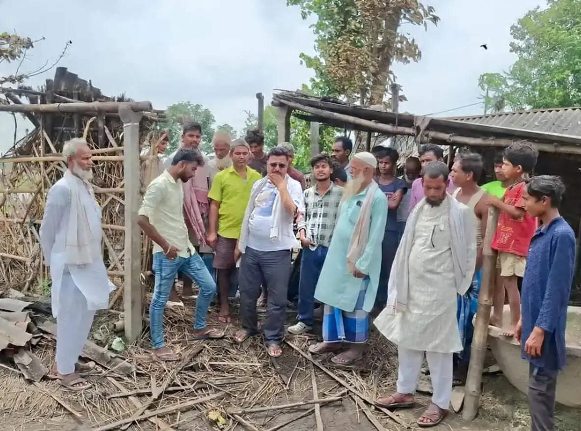 मरोना में आग लगने से दो आवासीय घर और मवेशी घर जलकर राख, पीड़ित परिवारों के सामने संकट
