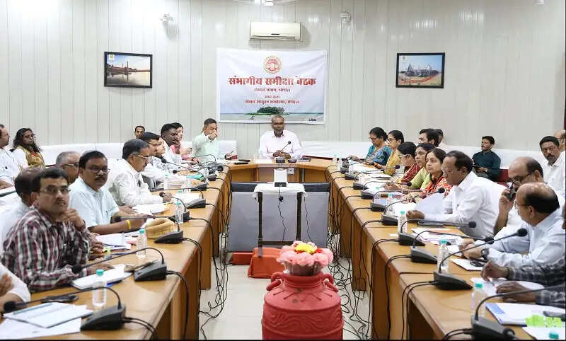 विभागीय योजनाएं, निर्माण कार्यों एवं शैक्षणिक व्यवस्था समय-सीमा में हो: संभागायुक्त संजीव सिंह