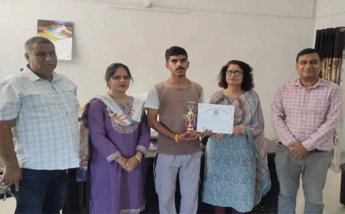 जीडीसी मढ़हीन में एनएसएस स्वयंसेवक यश देव सिंह का सम्मान