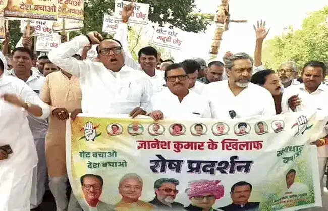 रेवाड़ी में कांग्रेस का प्रदर्शन, मुख्य चुनाव आयुक्त के इस्तीफे की मांग