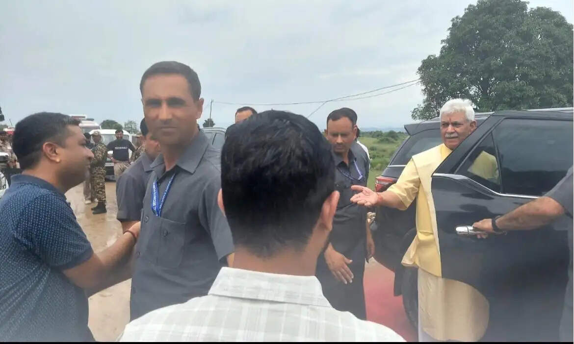 लंबित सर्विस रूल की मांग को लेकर हड़ताल पर बैठे कर्मचारियों ने एलजी से लगाई गुहार