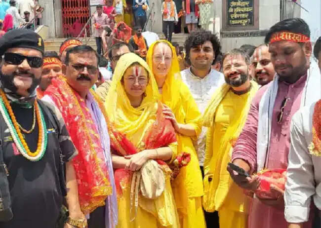 मप्र के मैहर पहुंचे इंग्लैंड के तीन विदेशी श्रद्धालु, मां शारदा के दर्शन कर कैमा में सुनी हनुमंत कथा