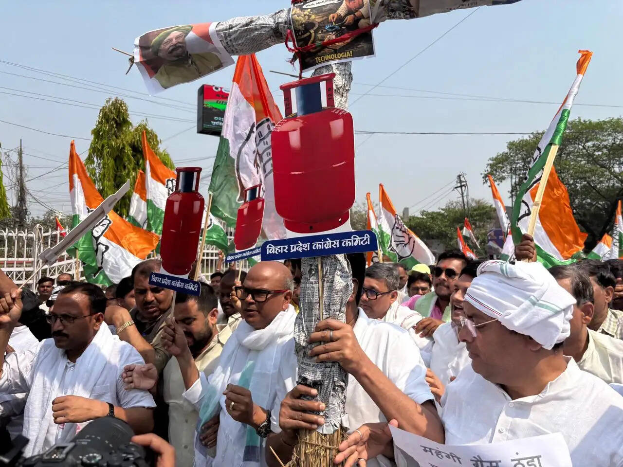 एलपीजी की किल्लत और बढ़ती कीमतों के खिलाफ पटना में कांग्रेस का प्रदर्शन