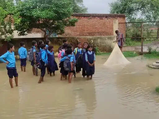 अनूपपुर: स्कूल परिसर में जलभराव के बीच बच्चे करते हैं आवाजाही
