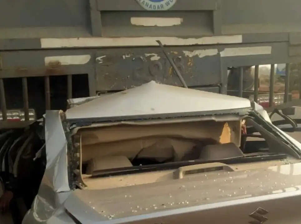 चित्रदुर्ग जिले में भीषण सड़क हादसे में तीन पुलिसकर्मियों की मौत, दाे गंभीर