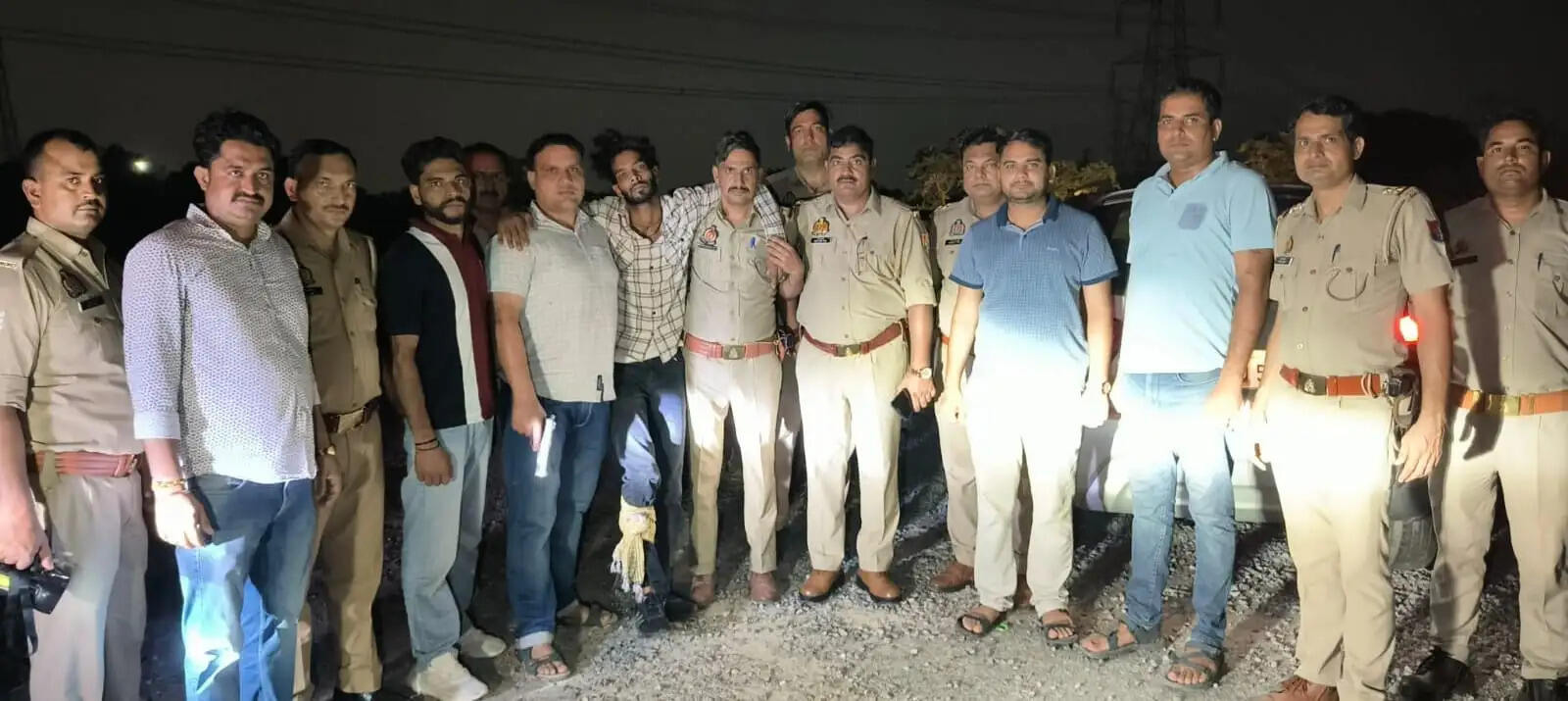 पुलिस मुठभेड़ मे दो शातिर लुटेरे गिरफ्तार, एक के पैर में लगी गोली