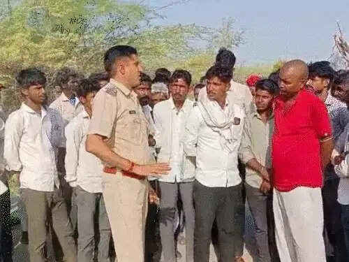 शादी की खुशियां मातम में बदलीं, ट्रैक्टर-ट्रॉली की टक्कर से दो भाइयों की मौत