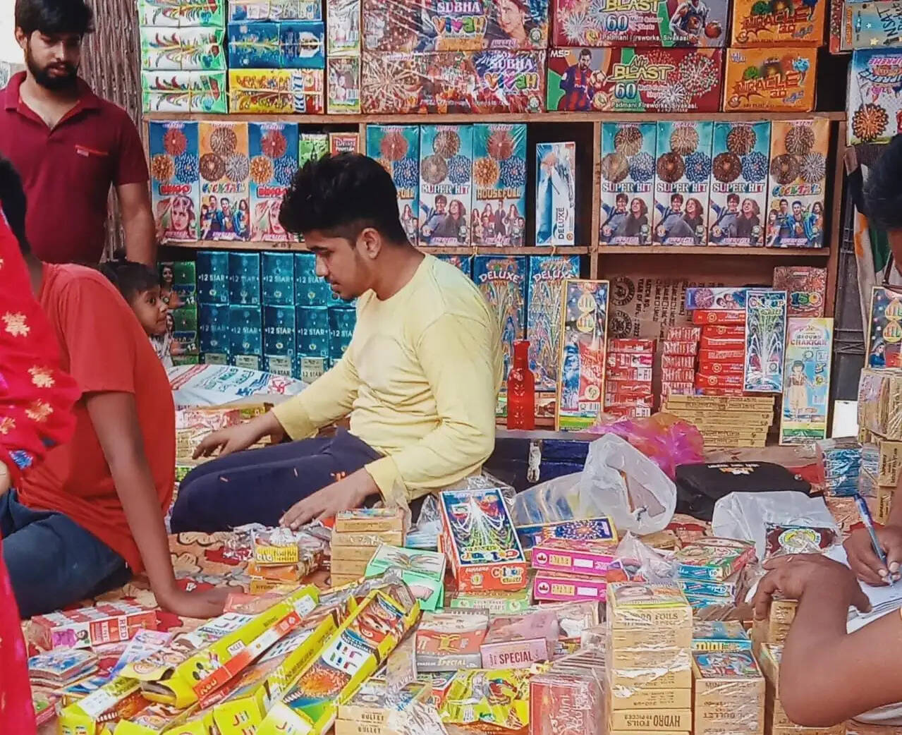 छपरा में प्रशासन के आदेश बेअसर, खुलेआम बिक रहे प्रतिबंधित पटाखे