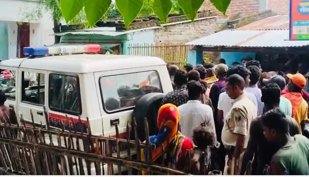 चोरी की नीयत से घर में घुसे युवक को ग्रामीणों ने पकड़ा