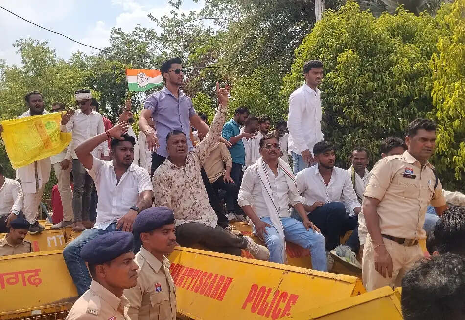 खाद-बीज संकट और बिजली दरों में बढ़ोतरी पर कांग्रेस ने घेरा कलेक्ट्रेट