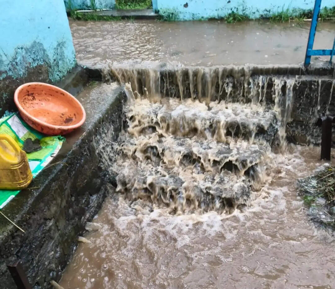 औली नाला फटा, घरों मे घूसा पानी व मलबा