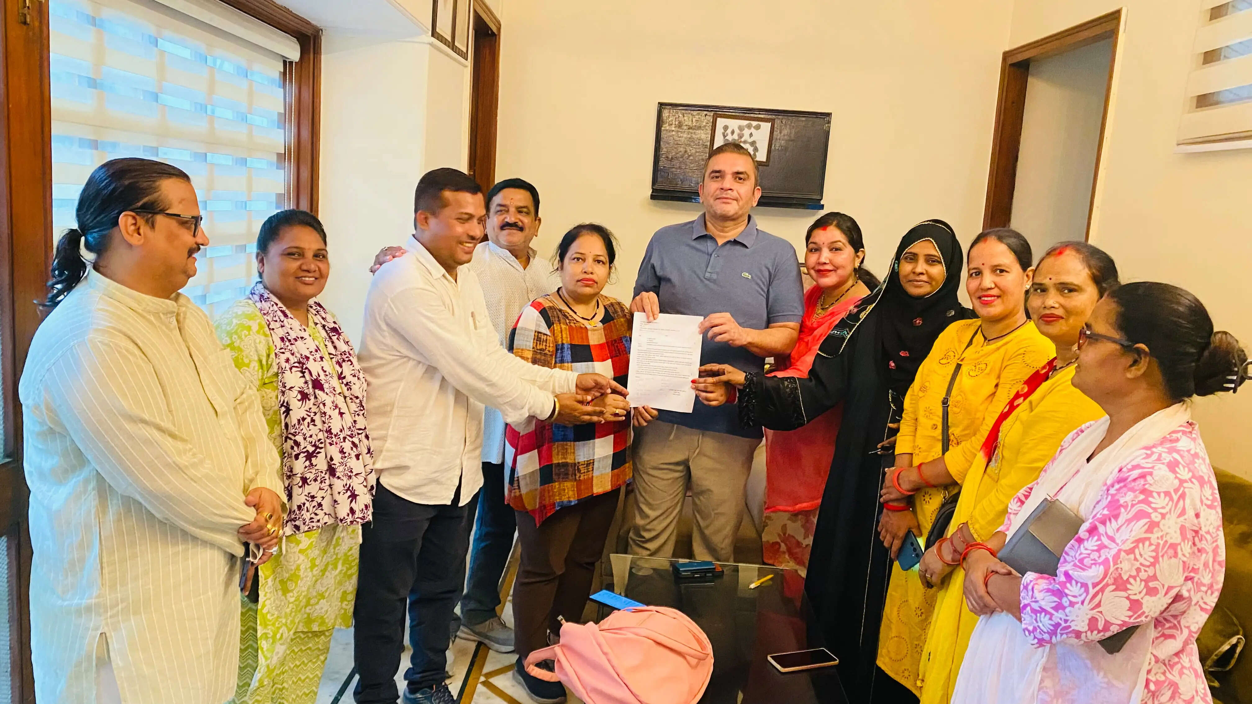 चिकित्सकाें&nbsp;के&nbsp;तबादलाें&nbsp;के&nbsp;विराेध&nbsp;में&nbsp;विधायक&nbsp;से&nbsp;मिले&nbsp;आशा&nbsp;वर्कर