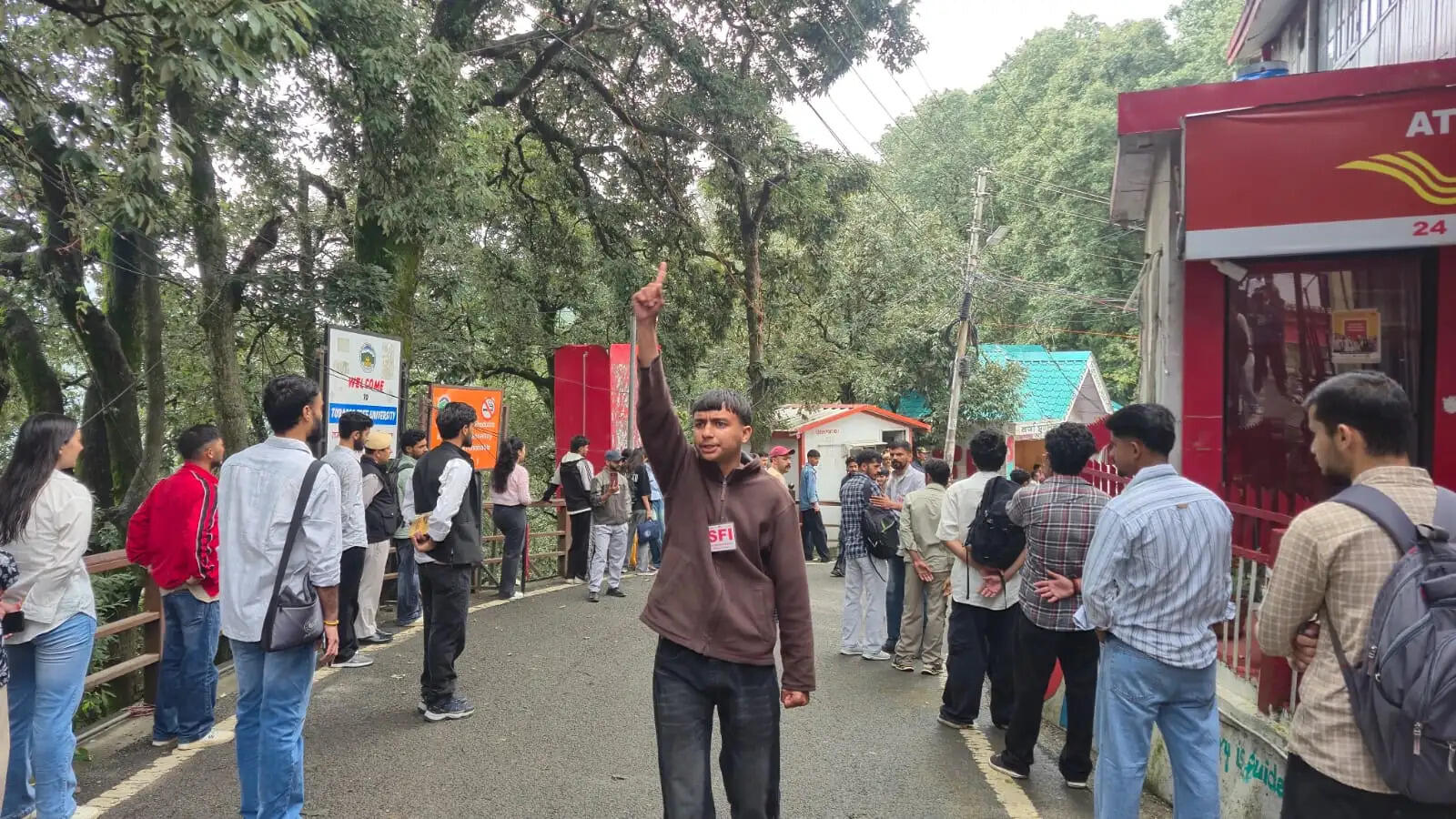 एचपीयू में फीस बढ़ोतरी के खिलाफ एसएफआई का विरोध, आंदोलन की चेतावनी