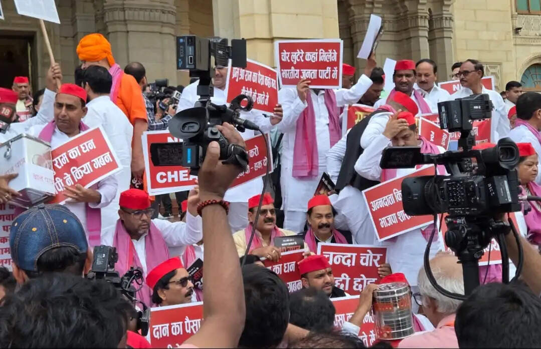 समाजवादी पार्टी के विधायकों ने विधान भवन में चौधरी चरण सिंह प्रतिमा के समक्ष दिया धरना