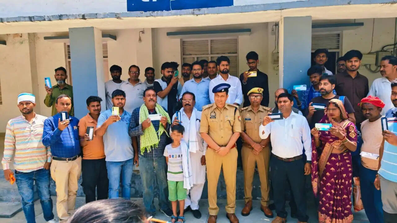 सुलतानपुर में 121 गुमशुदा मोबाइल बरामद, पुलिस ने वास्तविक स्वामियों को किए वापस