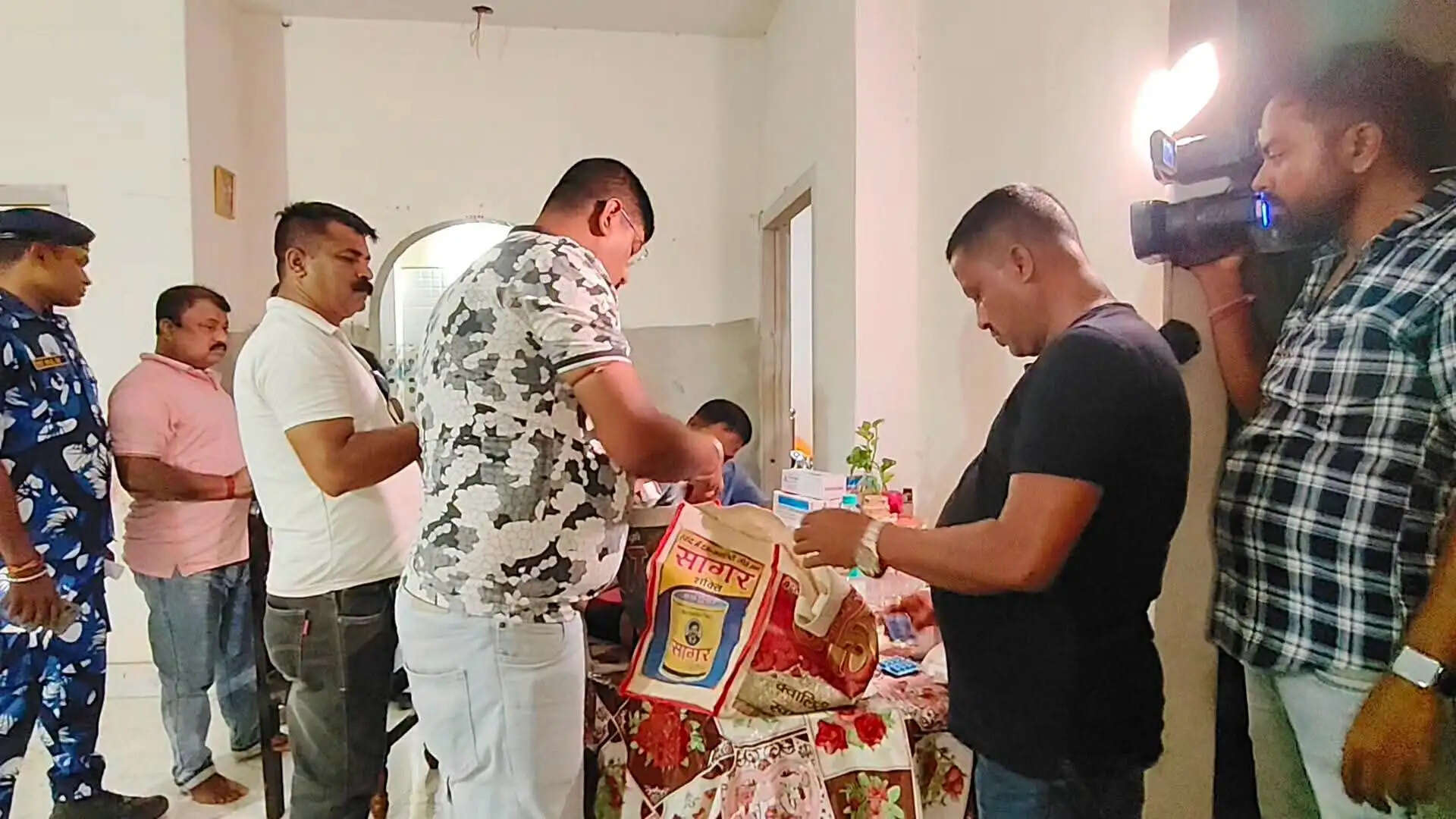 दवा व्यवसायी के घर पुलिस की छापेमारी, भारी मात्रा में नशीले टैबलेट बरामद