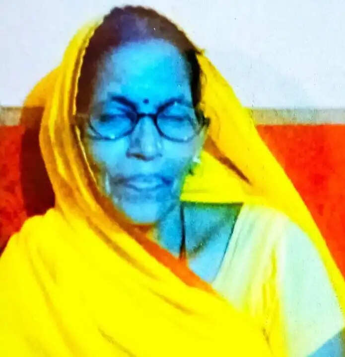 देवरिया : फूल तोड़ने गई महिला की करंट लगने से मौत