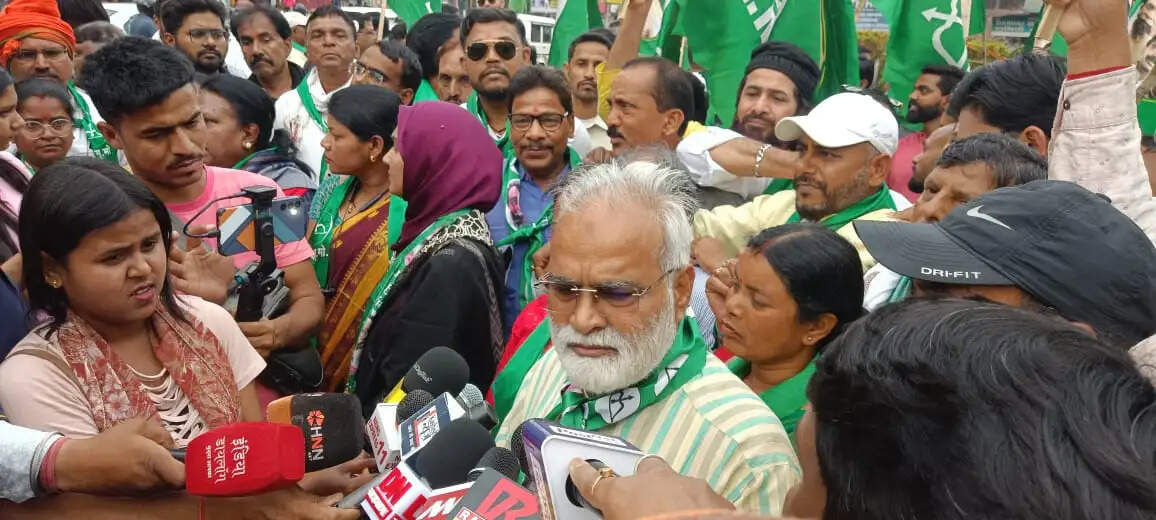 विष्णुगढ़ घटना पर झामुमो ने प्रदर्शन कर की कड़ी कार्रवाई की मांग