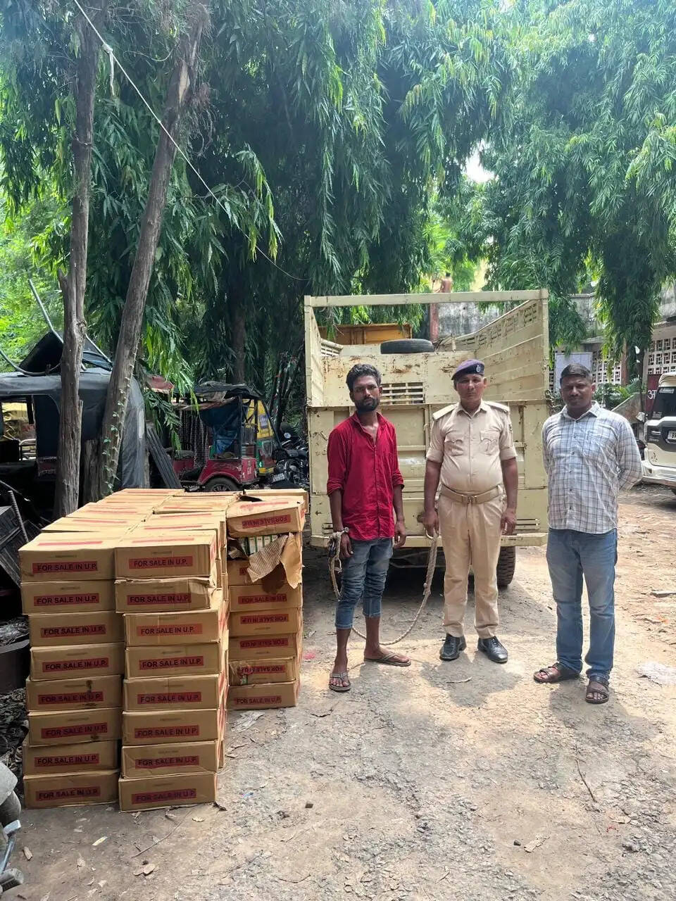 वीर कुंवर सिंह चेक पोस्ट पर बड़ी कार्रवाई: 120 पेटी देसी शराब, पिकअप वैन समेत तस्कर गिरफ्तार
