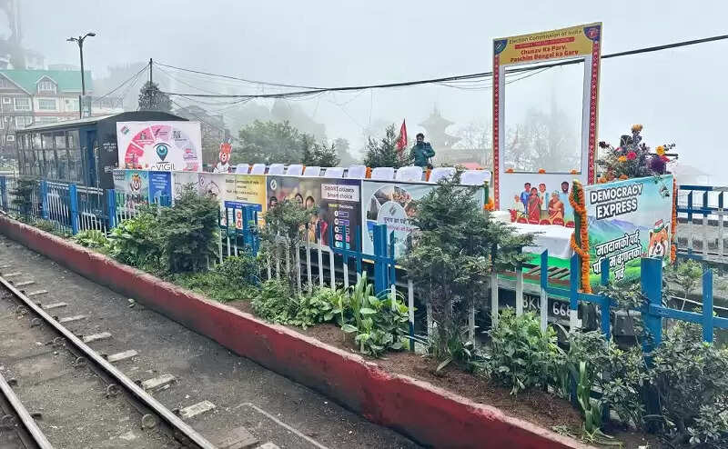 दार्जिलिंग रेलवे स्टेशन पर मेगा एसवीईईपी कार्यक्रम में वाेट के महत्व को किया उजागर