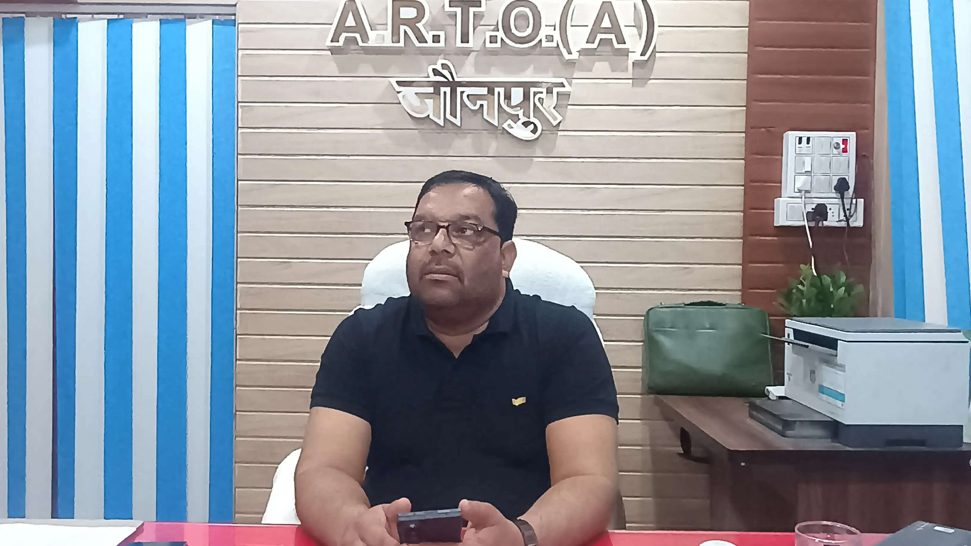 जौनपुर में बिना परमिट दौड़ रहीं 400 से अधिक बसें, बच्चों की सुरक्षा पर बड़ा खतरा:अजीत सिंह