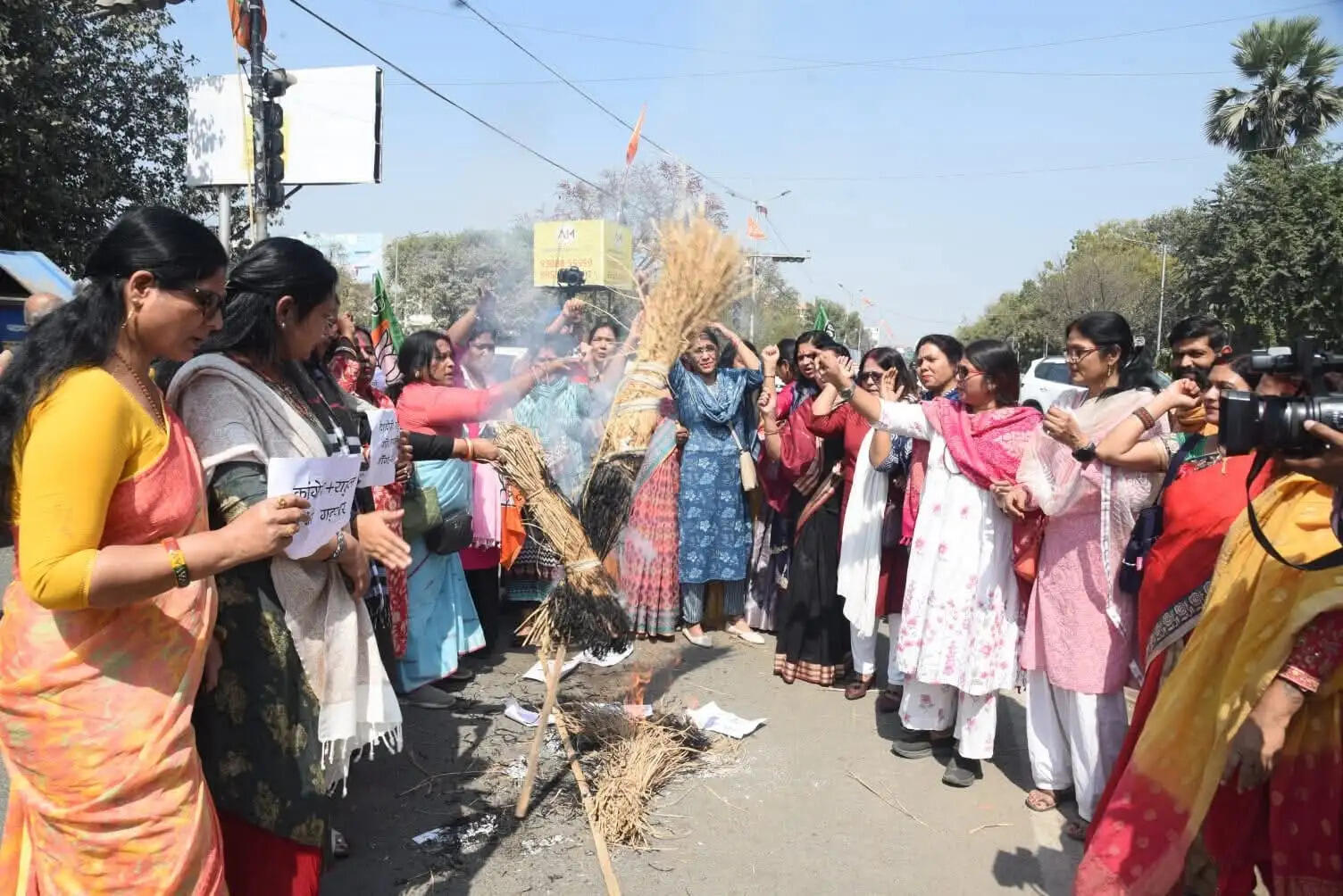 एआई समिट में कांग्रेस के प्रदर्शन के खिलाफ भाजपा प्रदेश महिला मोर्चा ने फूंका राहुल गांधी का पुतला