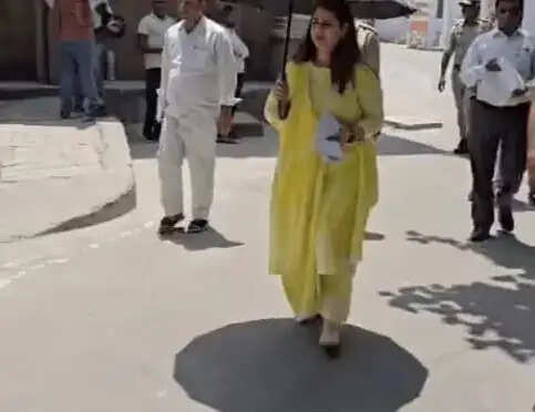 जिलाधिकारी जसजीत कौर पैदल चलकर पहुंची कार्यालय, फरियादी के पूछने पर दिया बचत और फिटनेस दुरुस्त रखने का जवाब