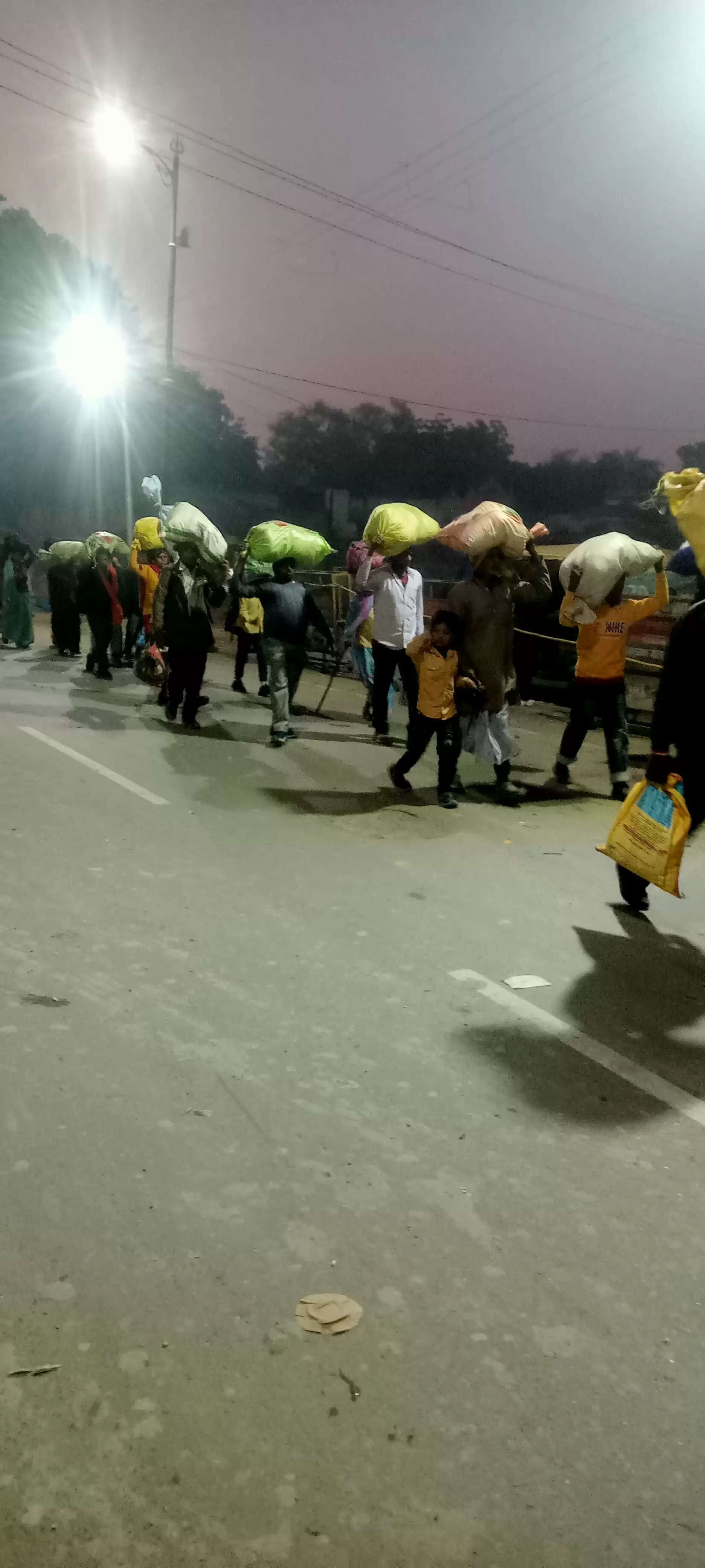 प्रयागराज माघ मेले में मौनी अमावस्या की पूर्व संध्या पर 1.5 करोड़ लोगों ने गंगा में लगाई डुबकी