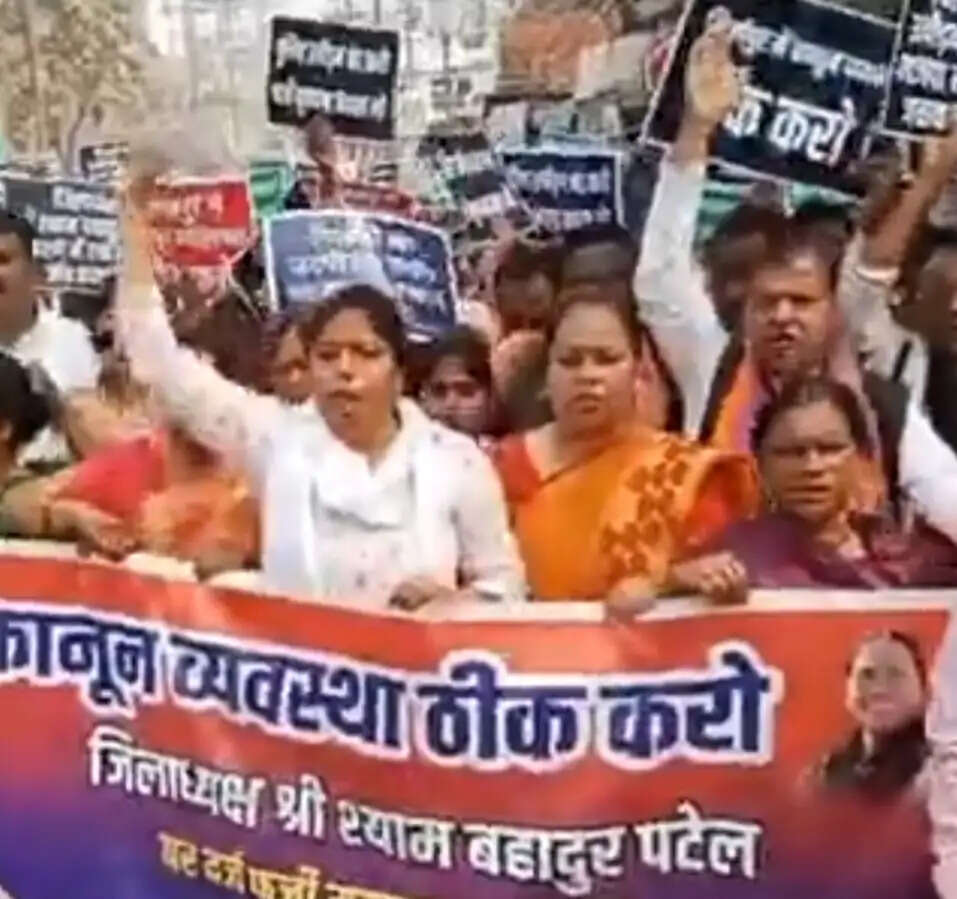 जिलाध्यक्ष की गिरफ्तारी पर भड़की पल्लवी पटेल, कलेक्ट्रेट में दिया धरना, जांच व रिहाई की मांग