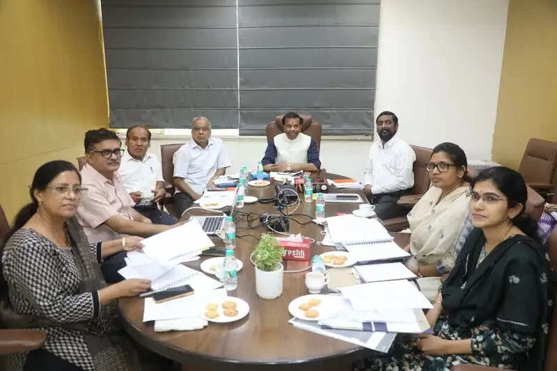 मप्र राज्य वित्त आयोग ने राजस्व विभाग के अधिकारियों के साथ की समीक्षा