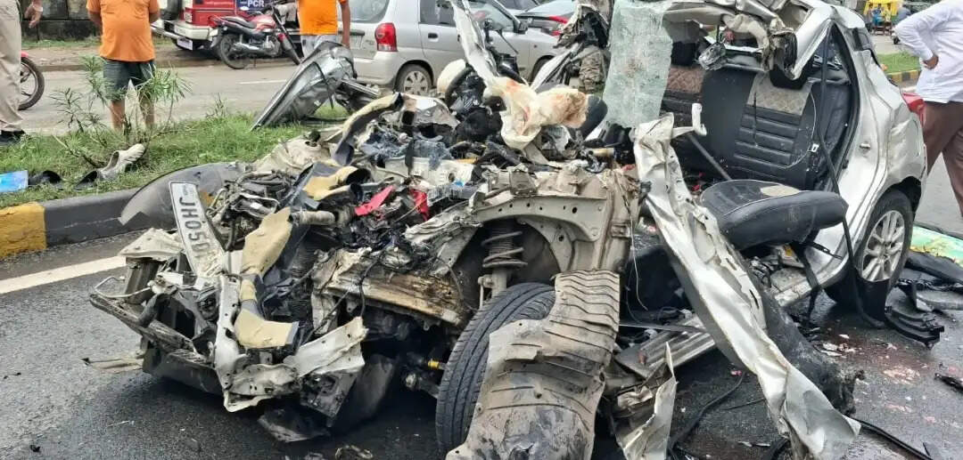 झारखंडः सड़क किनारे खड़े ट्रेलर में घुसी तेज रफ्तार कार, मंत्री की बेटी सहित 4 युवाओं की मौत